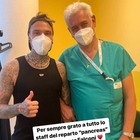 Fedez torna in ospedale: «Visita di controllo prima delle vacanze andata. Sempre grato allo staff del reparto "pancreas" del professor Falconi»