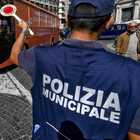 Napoli, prende a schiaffi una agente della polizia municipale: era stato multato per divieto di sosta
