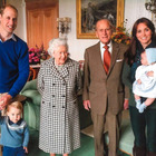 Filippo, la foto inedita di famiglia con la regina, Kate, William e i nipoti. I fan notano un dettaglio: «Com'è possibile?»