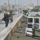 Maltempo, mareggiata e danni a Ostia: «Persone salvate in casa». Stabilimenti balneari devastati