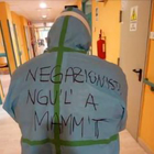 Medico va in ospedale con scritta choc sul camicione: «Negazionisti vaff...Qui c'è gente che soffre»