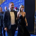 Totti e Noemi Bocchi, prima cerimonia a braccetto: la coppia sfila sul red carpet del Globe Soccer Award