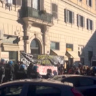 Roma, manifestanti "No Green Pass" tentano di bloccare il traffico