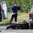 Incidente in moto, centauro milanese muore a 23 anni: lo schianto davanti agli amici