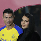 Cristiano Ronaldo nei guai. I sorrisi alla giornalista fanno infuriare Georgina: aria di crisi?