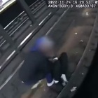 Uomo cade sui binari della metro: il video choc del salvataggio in extremis