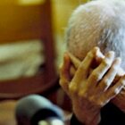 Casa famiglia degli orrori, la badante romena minaccia ospite di 94 anni: «Non ti vuoi lavare? Allora mangia le tue feci»