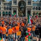 Gilet arancioni in piazza senza mascherine né distanziamenti: decine i denunciati