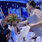 Francesca Michielin “rifiuta” i fiori di Sanremo e li consegna al violinista dell'orchestra