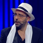 Checco Zalone, sorpresa a Sanremo: travestito da Al Bano canta «Pandemia, ora che vai via»