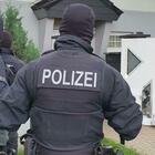Terroristi di estrema destra arrestati in Germania: pianificavano un assalto armato al Parlamento. Tra loro una donna russa