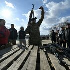 Ucraina, la Russia riconosce il Donbass: inviati i primi soldati «per mantenere la pace»