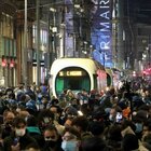 No Green pass, a Milano corteo bloccato dalla polizia: negozi chiusi e traffico in tilt. Flop a Roma
