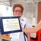 A 100 anni le rinnovano la patente fino al 2024, nonna Candida è da record: «Pastiglie? Mai prese»