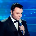 Sanremo 2020, Tiziano Ferro incanta l'Ariston con "Nel blu dipinto di blu". Tripudio sui social: «Ti amiamo»