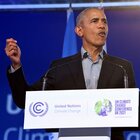 Obama sul clima: «Allarme su disastro, con Trump stop ai progressi». Ma Vanessa Nakate lo attacca