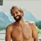 Marmolada, Massimiliano Rosolino e la foto (sorridente) sotto la montagna: bufera sul web