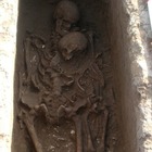 Un abbraccio lungo 2.500 anni: a Roca padre e figlio sepolti insieme
