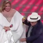 Sanremo 2020, Al Bano scivola sulle scale dell'Ariston. Romina lo "salva". Boom di commenti su Twitter: «Oddio cade»