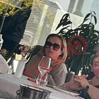 Giorgia Meloni con la sorella Arianna a pranzo ad Ostia per festeggiare mamma