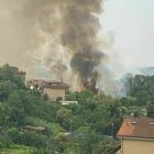 Roma, incendio tra Portuense e Pisana: «Fiamme partite dalle sterpaglie». Vigili del fuoco in azione