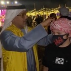 Flavio Briatore, il video di Nathan Falco con il copricapo arabo. Ma un dettaglio fa infuriare i fan: «Non si può, è vietato...»