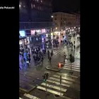 Guerriglia a Milano, scontri e bombe carta in corso Buenos Aires