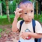 Bimbo di 2 anni dimenticato nello scuolabus per ore: il piccolo muore dopo 4 giorni in coma