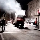 Roma, non solo autobus: a fuoco una spazzatrice dell'Ama. Paura in stazione Termini