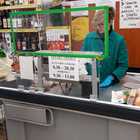 Al supermercato ora spunta il separè di plexiglass anti Coronavirus in cassa