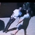 Colpisce un uomo con uno schiaffo al volto e lo uccide: arrestato un ragazzo di 18 anni, incastrato da un video