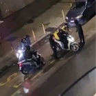 Napoli, rider massacrato di botte per rubargli lo scooter: il video choc filmato dai residenti della zona