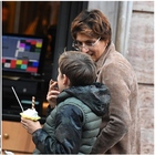 Bongiorno come Meloni, mamme al potere: coccole e gelato con il figlio in centro a Roma FOTO