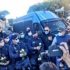 Manifestazione No Green pass al Circo Massimo, donne regalano rose agli agenti: «Gesto di pacificazione nazionale»