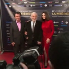 Jean Paul Belmondo con Monica Bellucci sul palco dei Lumières a Parigi