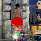 Roma senza regole: uomo nudo si masturba in via del Corso. Passanti sconvolti, le immagini sui social