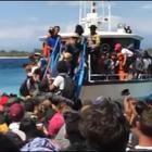 L'assalto dei turisti al traghetto per fuggire dalle isole Gili Video