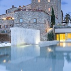 Francesca Pascale e Paola Turci hanno detto sì. Festa al castello di Velona con camere da 1.600 euro a notte