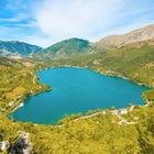Abruzzo, il lago a forma di cuore: la particolare prospettiva dalla quale ammirarlo