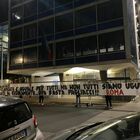 Striscione ultras Roma davanti alla sede della Figc: «Pagliacci. Il regolamento non è uguale per tutti»