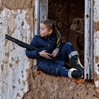 La foto della bambina con il fucile e il lecca lecca
