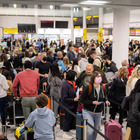 Caos a Londra, il turismo è a rischio: 4mila voli cancellati in estate. Ecco cosa sta succedendo