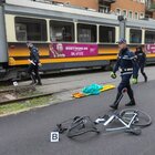 Milano, Luca travolto e ucciso a 14 anni dal tram mentre va a scuola in bici. Indagato il conducente Atm per omicidio colposo stradale