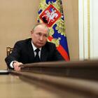Vladimir Putin contro i russi filo occidentali: «Traditori che non possono vivere senza ostriche. Moscerini che sputeremo»