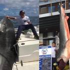 Bimbo di 8 anni pesca uno squalo tigre di 300 kg: scoppia la polemica social