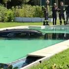 Cadillac sfonda il muro di un hotel e finisce in piscina VIDEO