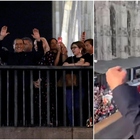«Chi non salta nerazzurro è». Berlusconi si affaccia in piazza Duomo per la festa scudetto del Milan