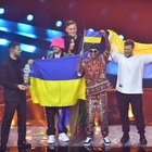 Eurovision 2022, la finale in diretta: tutti in piedi per i Maneskin. Mahmood e Blanco da "Brividi". Scoppia il caso Ucraina