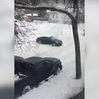 La strana tecnica per guidare un'automobile sul ghiaccio