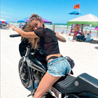 Sara Aydin, la sexy motociclista-influencer scatena le polemiche in Sardegna: ecco chi è